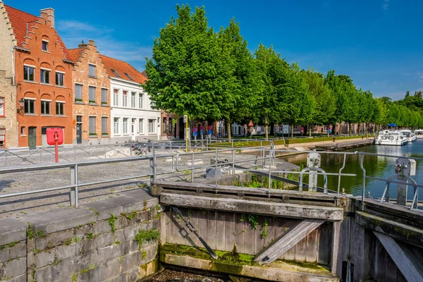 Bruges paisagem urbana com canal de água — Fotografia de Stock