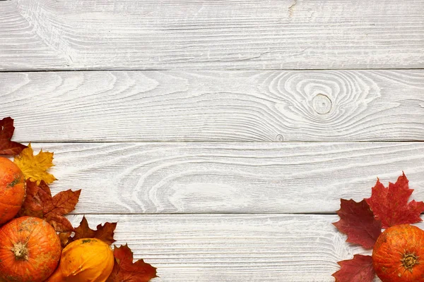 Planches en bois avec feuilles d'automne — Photo