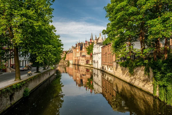 Bruges paisagem urbana com canal de água — Fotografia de Stock