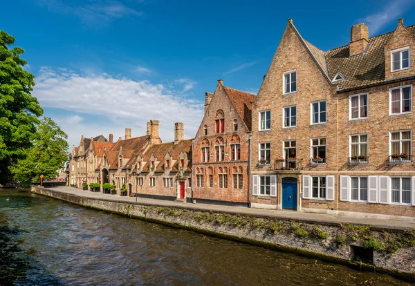 Bruges paisagem urbana com canal de água — Fotografia de Stock