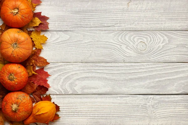 Tablones de madera con hojas de otoño — Foto de Stock