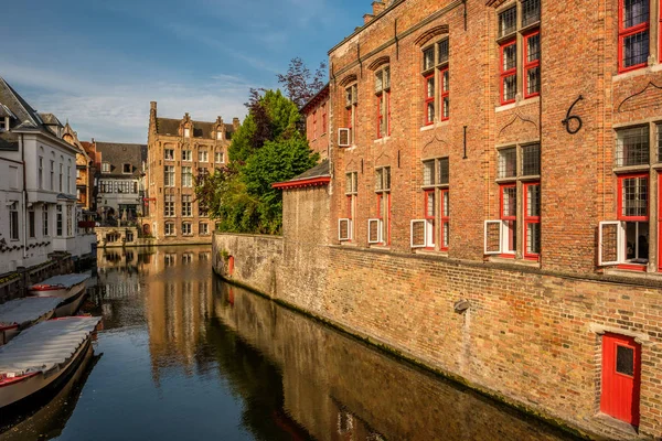 Bruges cityscape su kanalı ile — Stok fotoğraf