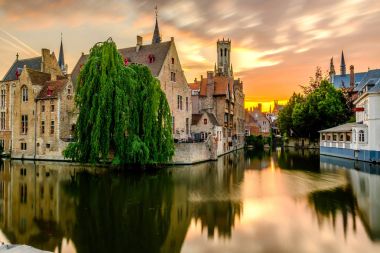 Bruges cityscape su kanalı ile 