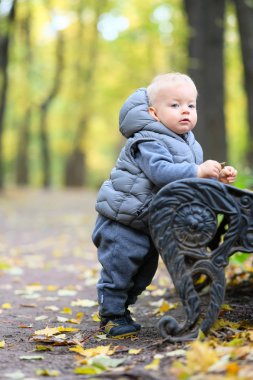 Şehir Parkı içinde yürümeye başlayan çocuk