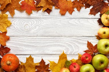 Sonbahar yaprakları ile ahşap plakalar 