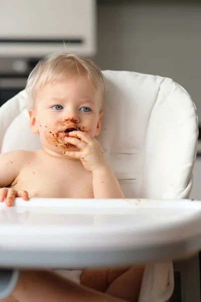 Menino com rosto sujo bagunçado — Fotografia de Stock