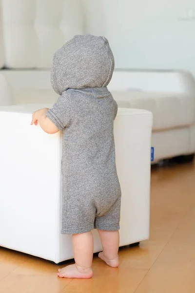 Маленький хлопчик в светрі з капюшоном — стокове фото