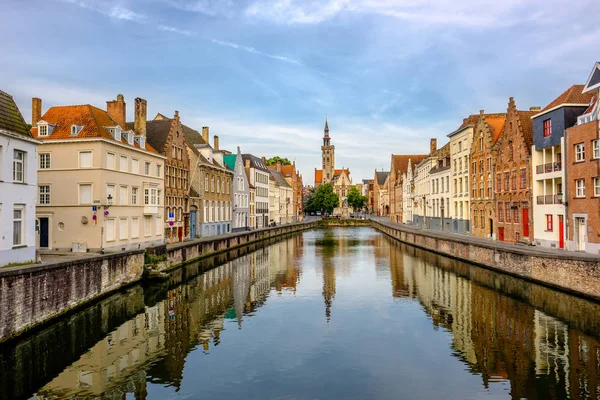 Brugge stadsgezicht met brug — Stockfoto