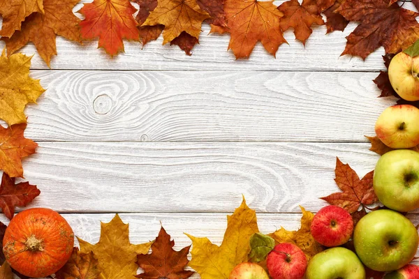 Tábuas de madeira com folhas de outono — Fotografia de Stock