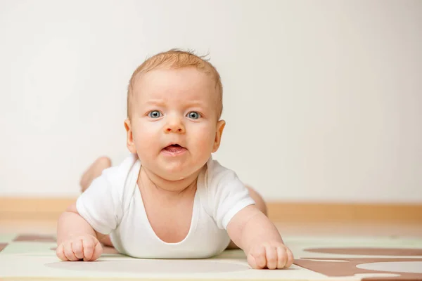 Söt newborn baby — Stockfoto