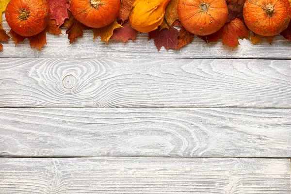 Tablones de madera con hojas de otoño — Foto de Stock