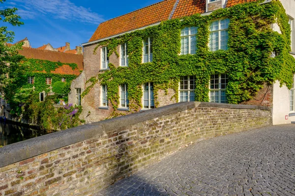 Brügge Stadtbild mit Brücke — Stockfoto