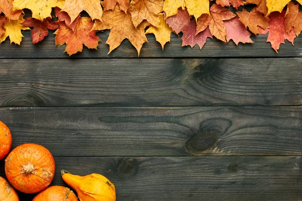 Planches en bois avec feuilles d'automne — Photo