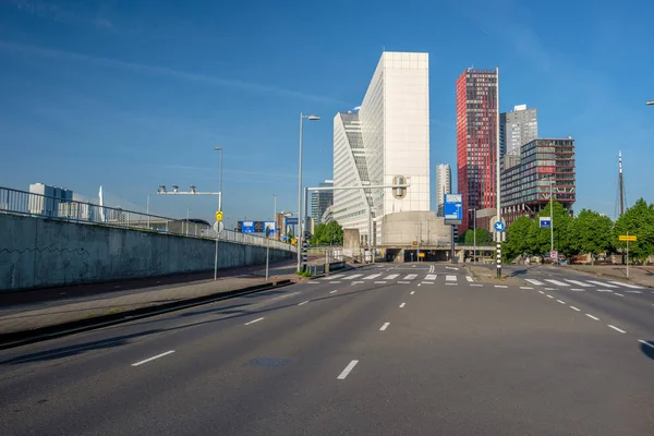 Vodorovné dopravní značení na prázdný dálnici v Rotterdamu — Stock fotografie