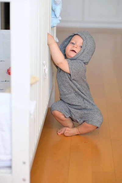 Маленький хлопчик в светрі з капюшоном — стокове фото