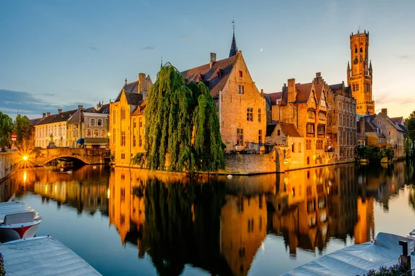 Paesaggio urbano di Bruges con canale d'acqua — Foto Stock