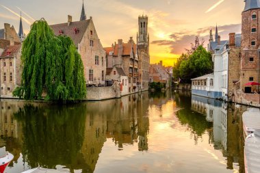 Bruges cityscape su kanalı ile 
