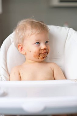 kirli pis yüzü ile erkek bebek