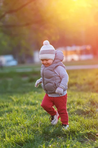 Småbarnsgutt i vest – stockfoto