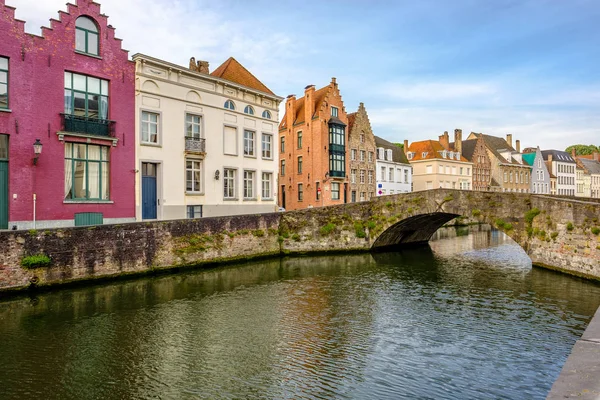 Paysage urbain de Bruges avec canal d'eau — Photo