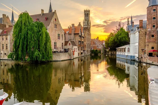 Bruges paisagem urbana com canal de água — Fotografia de Stock