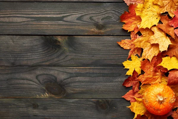 Tábuas de madeira com folhas de outono — Fotografia de Stock