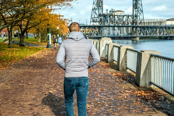 Man går längs flodpromenaden — Stockfoto