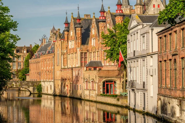 Paisaje urbano de Brujas con canal de agua —  Fotos de Stock