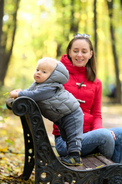 Toddler dziecko i matka w jesienny park — Zdjęcie stockowe