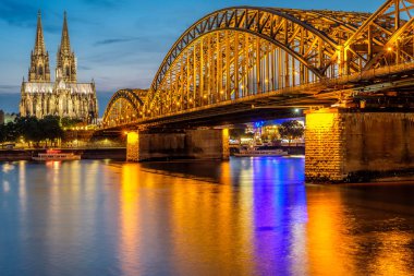 Geceleri katedral ve köprü