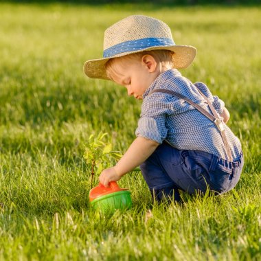 sulama olabilir kullanarak yürümeye başlayan çocuk