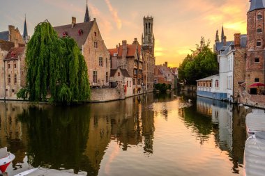 Bruges cityscape su kanalı ile 