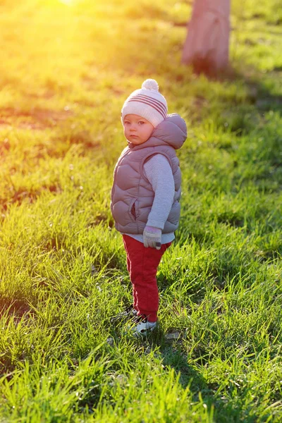 Yürümeye başlayan çocuk yelek ceket — Stok fotoğraf