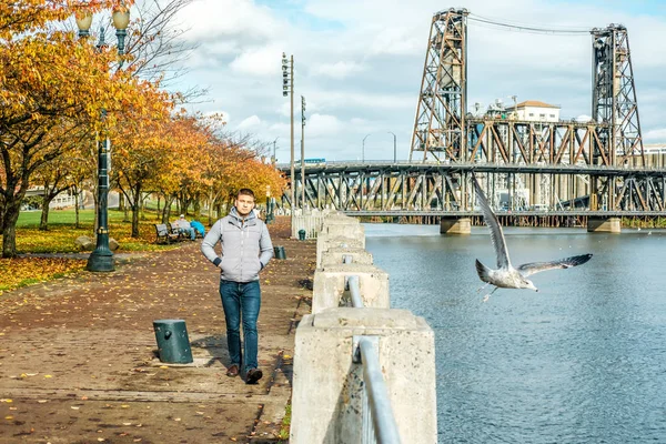 Mann läuft am Flussufer entlang — Stockfoto