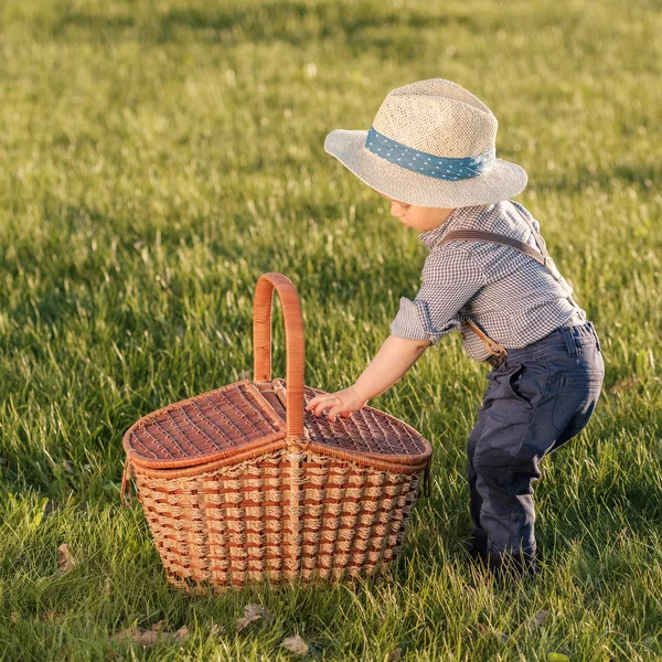 Ребенок малыша в летнем парке — стоковое фото