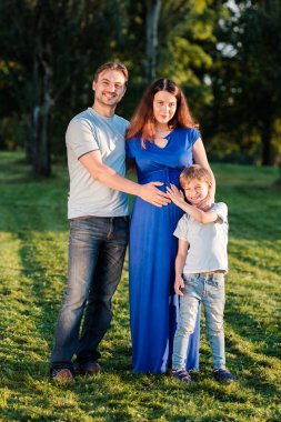 parkta sarılma aile