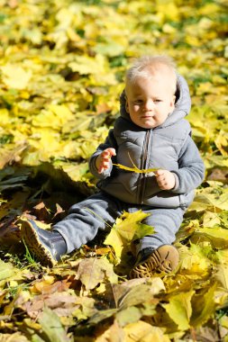 Yürümeye başlayan çocuk sıcak ceketli