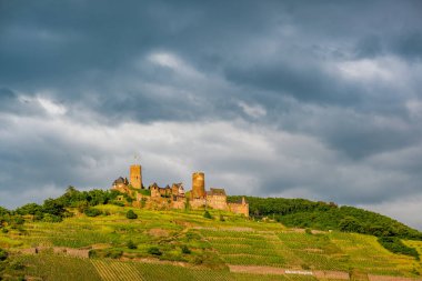 Kale ve üzüm bağları dramatik gökyüzü altında