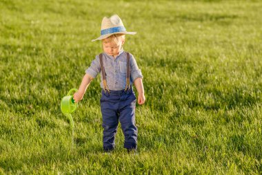 sulama olabilir kullanarak şapkalı erkek bebek