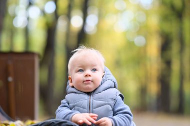 Bir yaşında bebek çocuk sonbahar Park