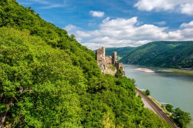 Ren Vadisi Rheinstein kalede 