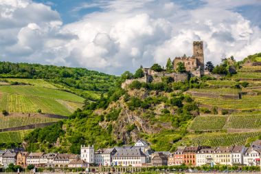 Kale ve üzüm bağları tepelerde