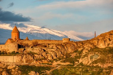 Eski manastır önünde dağ