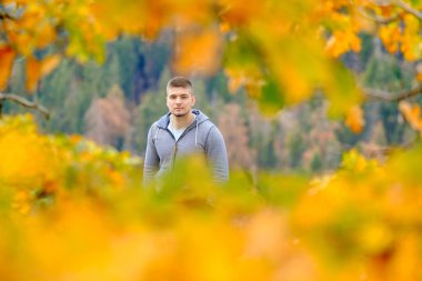 Adam sonbahar parkta duruyor