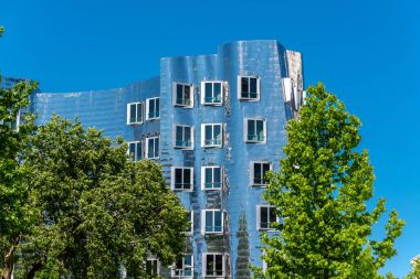  Düsseldorf içinde modern binanın görünümü. 