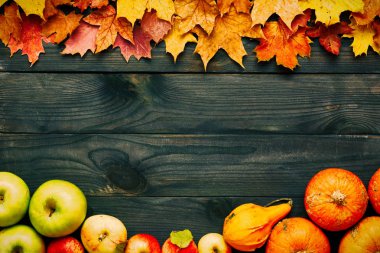 yaprak, elma ve kabaklar ahşap arka plan üzerinde