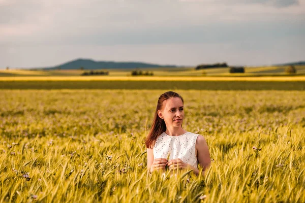 Mulher de vestido no campo de trigo — Fotografia de Stock