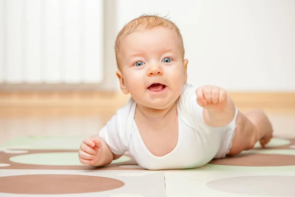 Vier maanden oude baby — Stockfoto