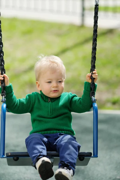 Bebê menino criança no playground — Fotografia de Stock