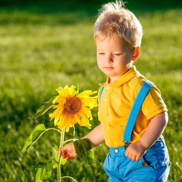 Baby jongen bedrijf zonnebloem — Stockfoto